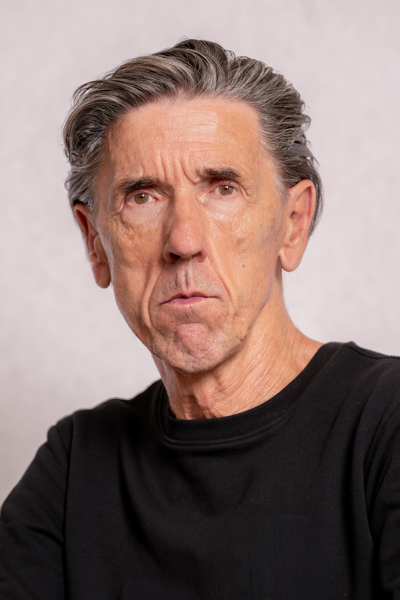Headshot Uwe Koczulap vor hellem Hintergrund