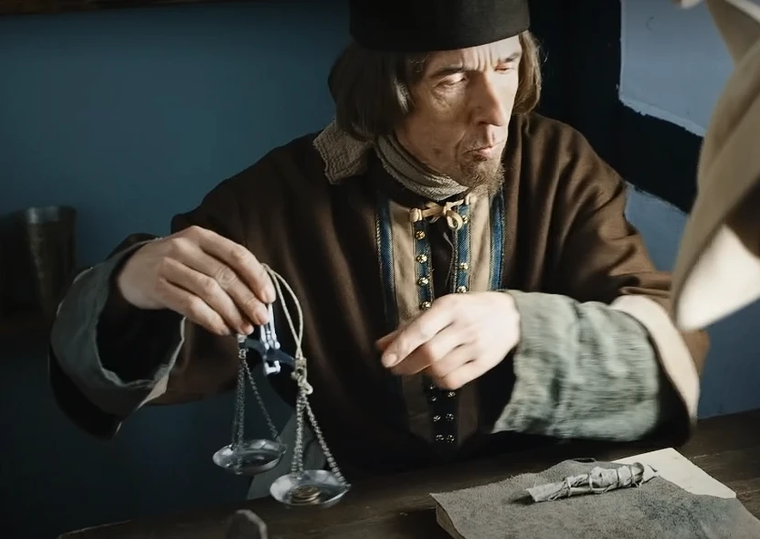 Uwe Koczulap als Goldschmied mit Feinwaage in „Der Schatz von Erfurt“