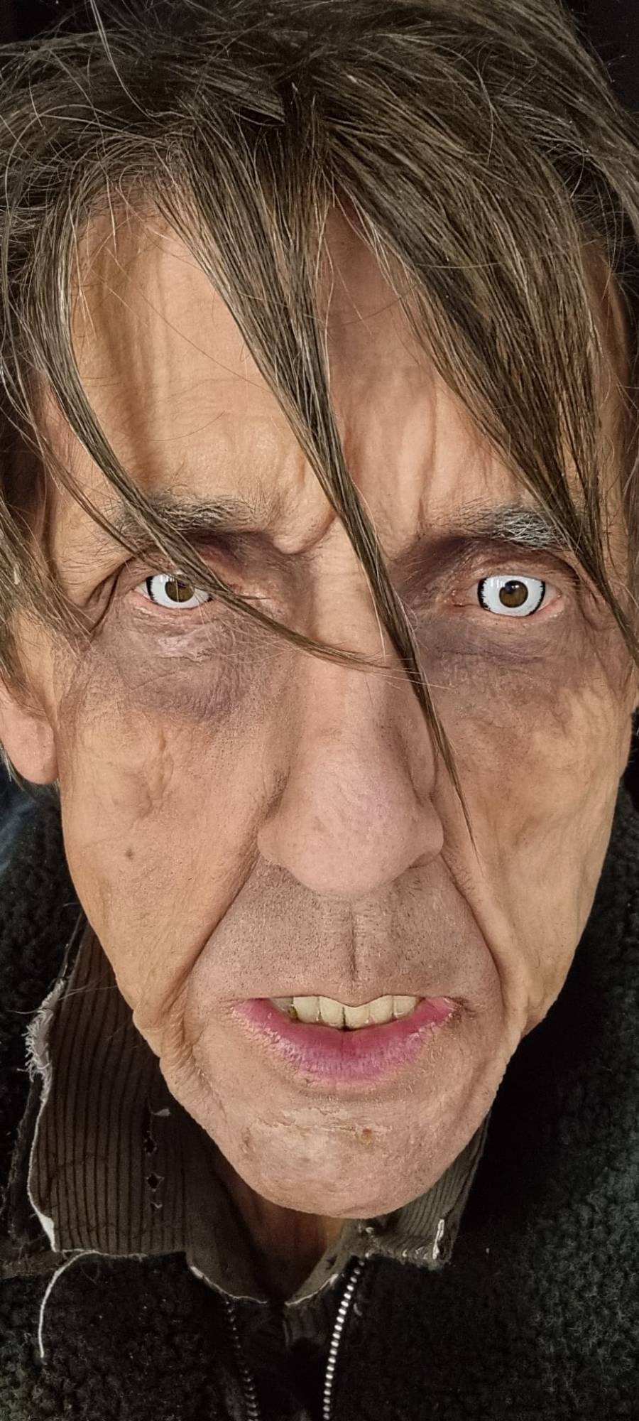 Uwe Koczulap mit Maske und Kontaktlinsen beim Werbedreh für W.I.S.